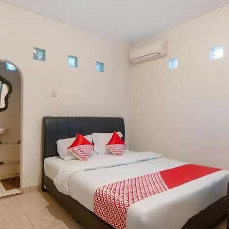 Oyo 2256 Danysa Guesthouse Джакарта Екстер'єр фото