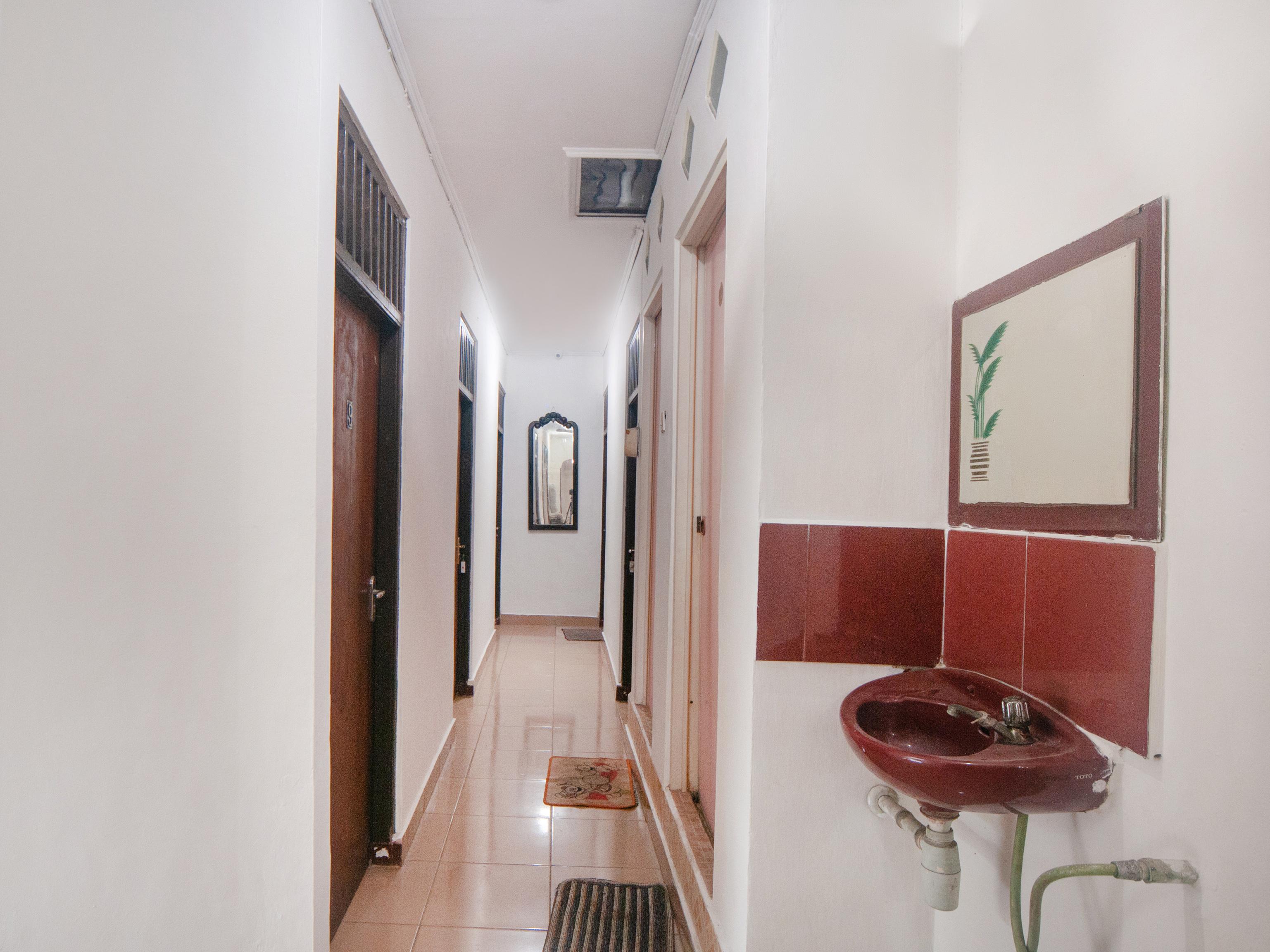 Oyo 2256 Danysa Guesthouse Джакарта Екстер'єр фото